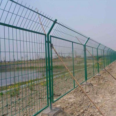 塑后4mm公路护栏网-1.8*3米框架护栏网一套价格