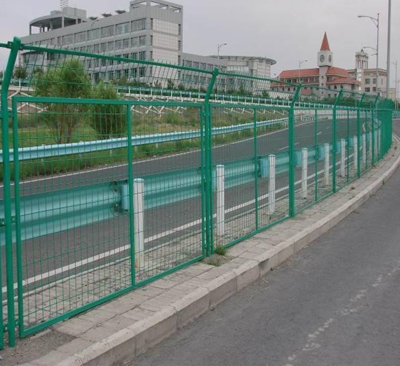 高速公路护栏网 守护道路安全的重要屏障